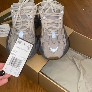 Yeezy adidas Boost 700 V2 Tephra
